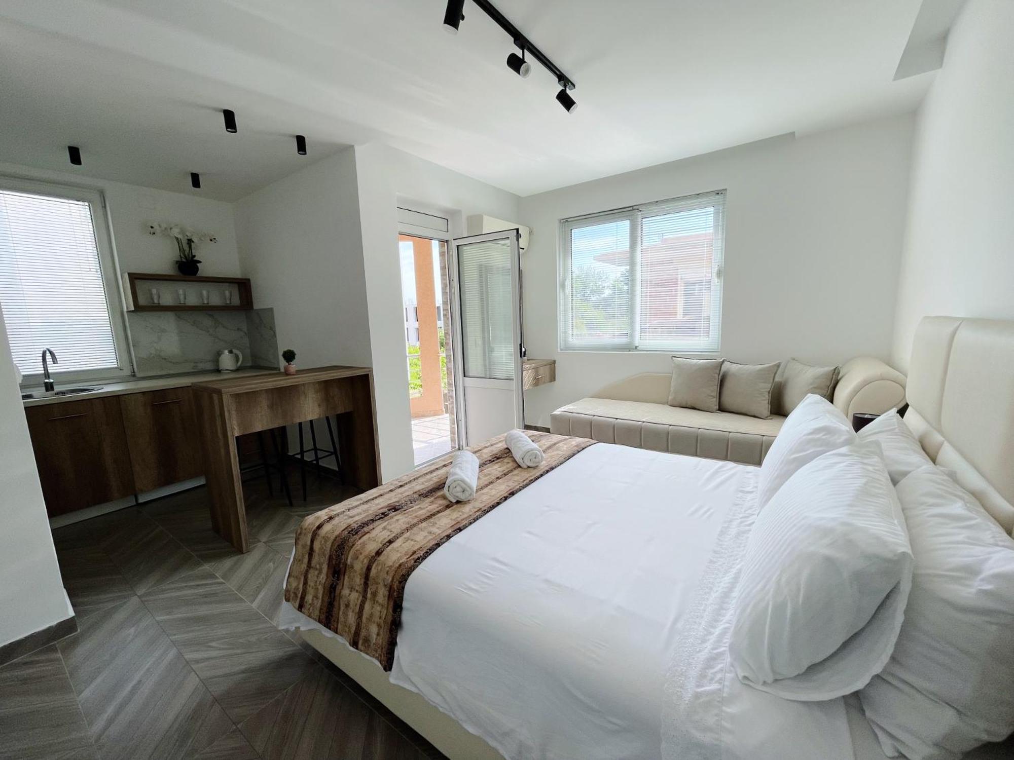 Guest House Koliqi - Hotel & Apartments Ulcinj Bagian luar foto