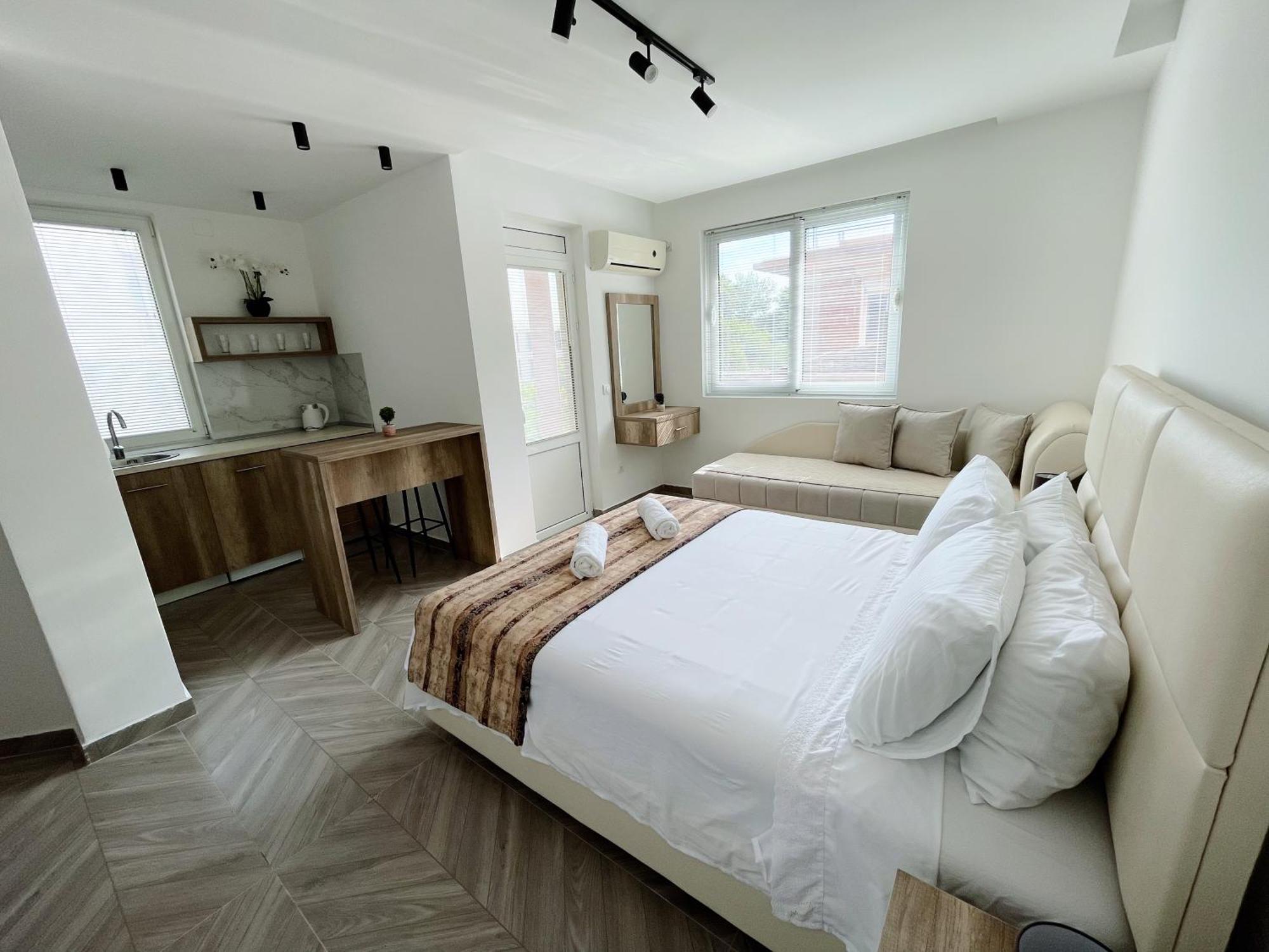 Guest House Koliqi - Hotel & Apartments Ulcinj Bagian luar foto